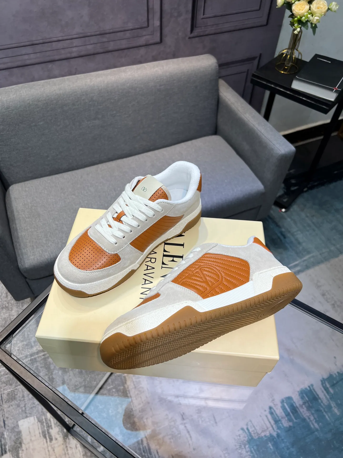 Men's shoes 💰720 VALENTINO Valentino 2025 popular casual sports shoes! 👍Fabric: Original custom punched + full-grain cowhide 👍Feet: cowhide + V-mark special injection insole (original 1:1) 👍Outsole: TPR+raw rubber combination wear-resistant outsole 👍Packaging: original beige full set of noble counter packaging 👍Code number: women's 35-41, men's 38-45 women's 40.41 men's 45.46 customized